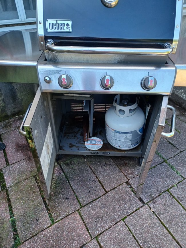Weber E315 liquid propane grill (used) inc Gas tank